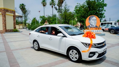 Juárez premia con auto nuevo a contribuyente cumplido
