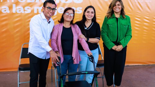 Mónica Oyervides da aparatos de movilidad en Héctor Caballero