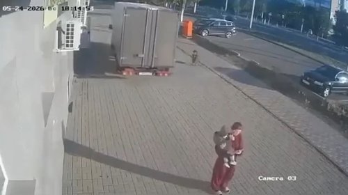 Camión en reversa atropella a madre y bebé en Tamaulipas