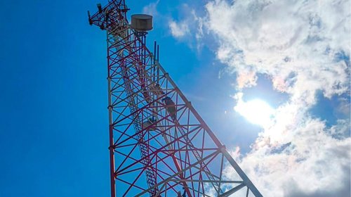 Rescatistas de Reynosa evitan que adolescente se lance de antena