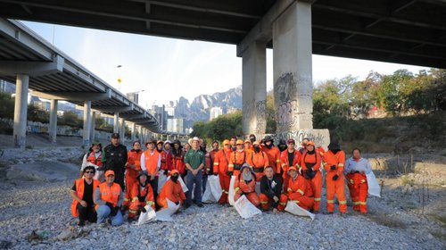 Retiran una tonelada de basura del Río Santa Catarina