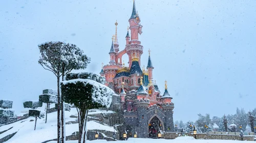 Primera nevada del año encantó Disneyland París