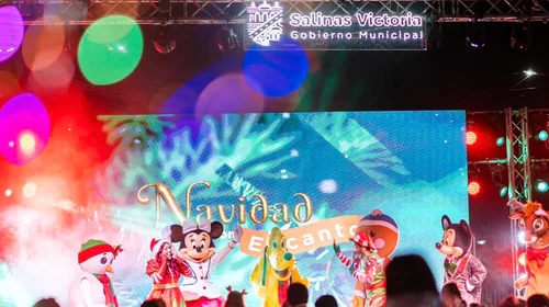 Con show y churros, encienden en Salinas Victoria pino navideño