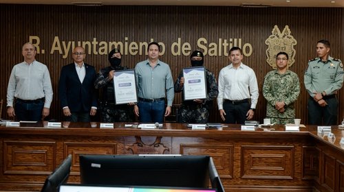 Reconocen a policías que rescataron a familia de incendio