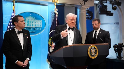 Trump minimiza tiroteo en cena y promete más seguridad