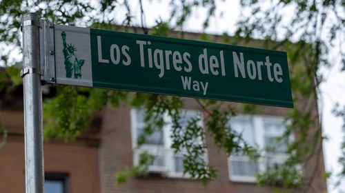 A Los Tigres del Norte no les quitan visas… les dan calles