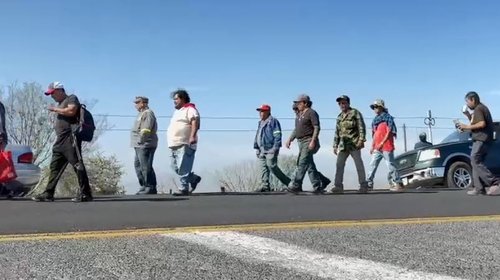 Inician obreros marcha de Monclova a Saltillo