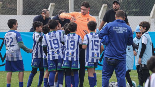 Despiden cientos de niños a la selección de Uruguay
