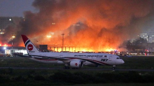 Incendio en el principal aeropuerto de Bangladesh suspende vuelos