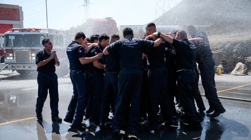 Se suma Javier Díaz al tradicional “bautizo” de bomberos