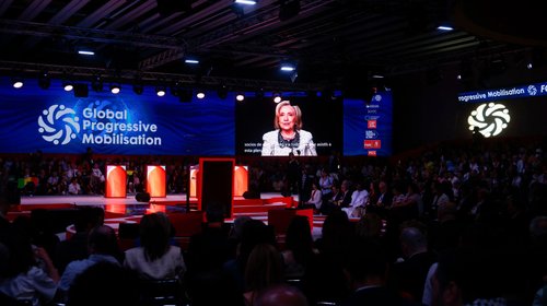 Hillary Clinton respalda a líderes progresistas en Barcelona