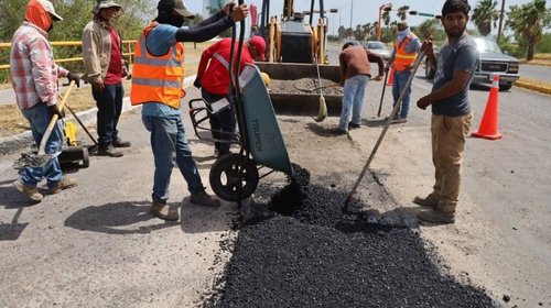 Continúa bacheo en periodo vacacional en calles de Victoria