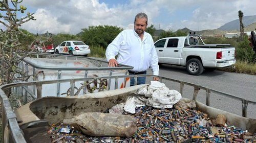 Tiran contenedores industriales con pilas usadas en Ramos Arizpe