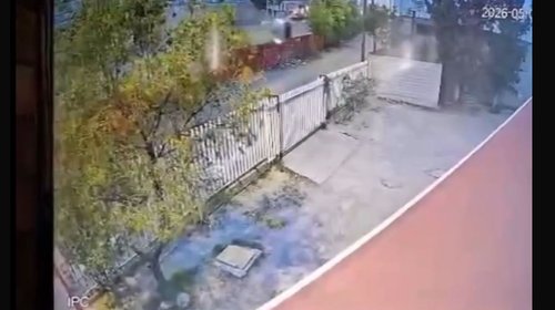 Conductor vuelca fuera de puente frente a secundaria en Saltillo