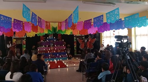 Alumnos honran tradiciones con altar dedicado a Homero Gómez