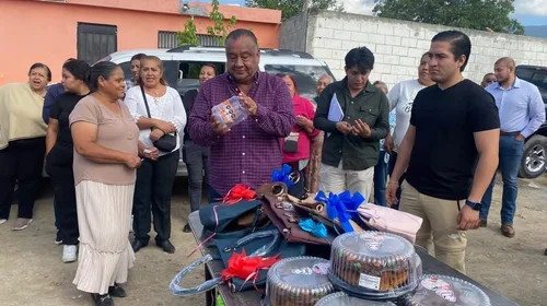 Celebran a las madres con regalos en comunidades de Coahuila