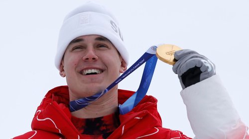 Franjo von Allmen logra triplete histórico en oro en Milán