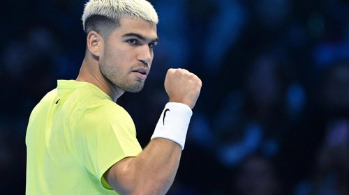 Alcaraz supera a De Miñaur en su estreno en las Finales ATP