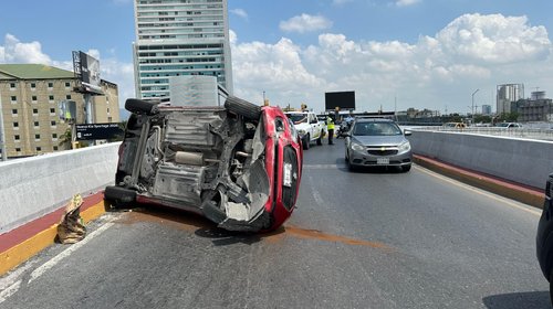 Vuelca su vehículo en paso elevado de Venustiano Carranza
