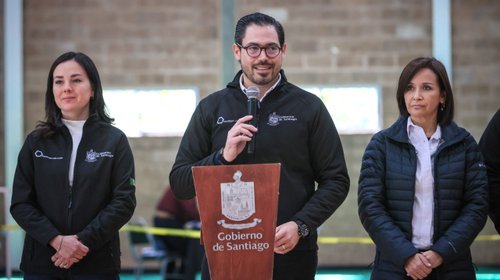 Entrega David de la Peña uniformes a trabajadores de Santiago