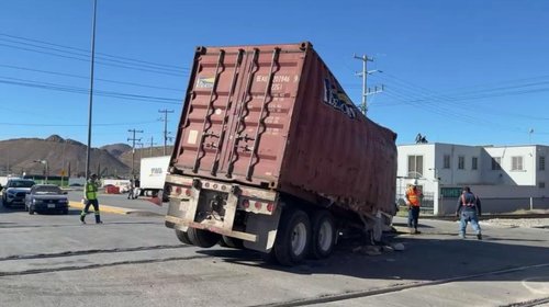 Trailero trata de ganarle el paso al tren y termina chocado