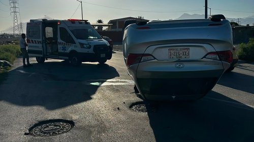 Conductora se queda dormida al volante y vuelca en Ramos Arizpe