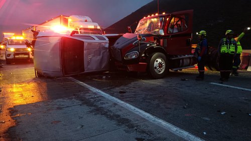 Conductor abandona camioneta tras aparatoso choque con tráiler