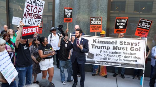 Retiro de show de Jimmy Kimmel generan protestas en Hollywood