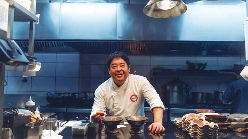 Su cocina es una fusión de origen peruano y japonesa