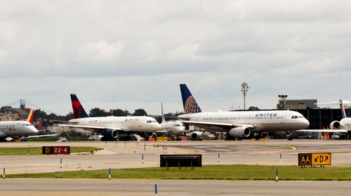 Aeropuerto de LaGuardia, NY cierra una pista por socavón