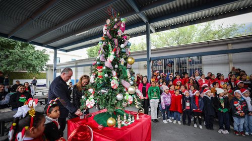 Encendido navideño une a Policía Vial y alumnos en San Pedro