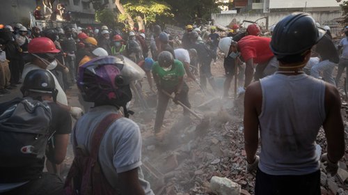 Equipos de EUA rescatan a un bebé tras terremotos en Venezuela