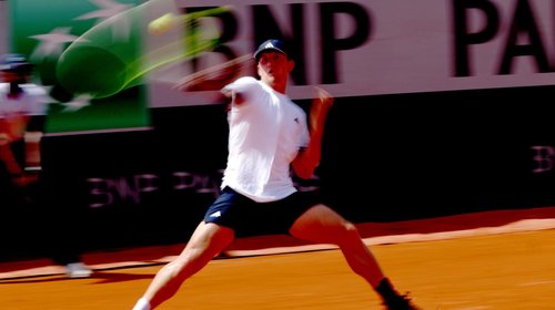 Davidovich avanza con autoridad a cuartos en Queen's