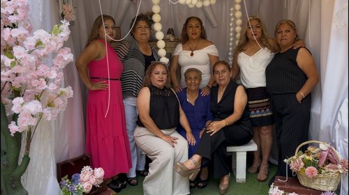 Doña Francisca festeja el Día de las Madres con sus nueve hijas