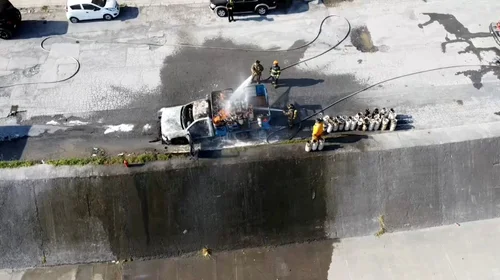 Falla causa incendio en camioneta que transportaba gas