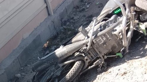 Motociclista grave tras impactarse contra una barda