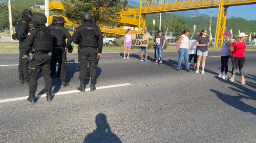 Bloquean Carretera Nacional en Monterrey por falta de luz 