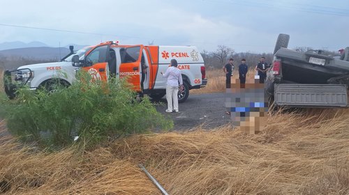 Dos personas mueren tras volcadura de camioneta en Bustamante