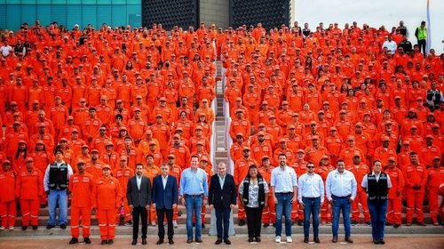 Entregan uniformes a 990 trabajadores de La Ola en Torreón