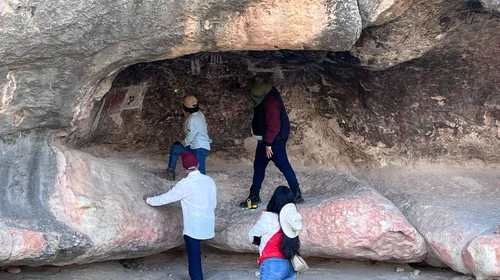 INAH alistan restauración de pinturas rupestres en Cueva La Pinta