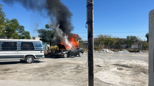 Auto se consume en llamas en colonia Blanca Esthela Ramos Arizpe