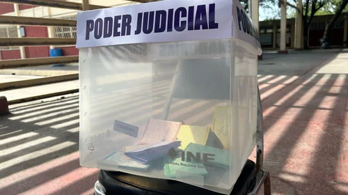 Votantes ingresan todas las boletas en una sola urna
