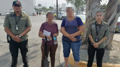 Policía de Monterrey rescata a mujer que escapaba de su agresor
