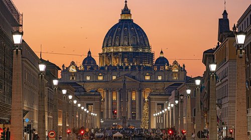 El Vaticano defiende al papa tras nuevos ataques de Trump