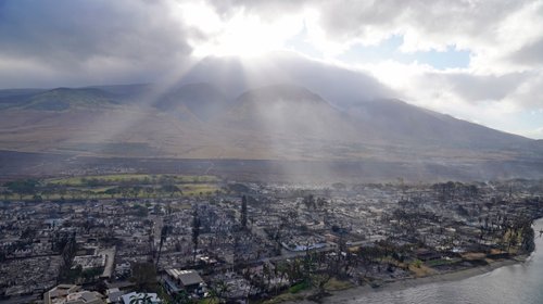 Reabren escuelas en Maui tras feroces incendios