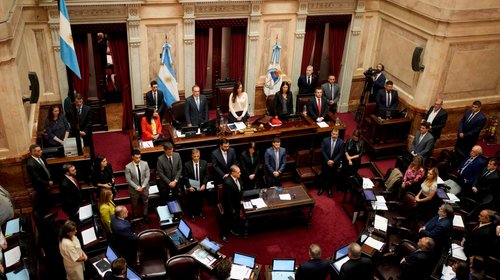 Tropieza Milei con el Senado; echan para atrás ‘megadecreto’