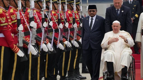 Papa Francisco emprende su viaje más largo con salud más frágil