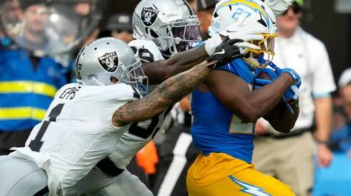 Jim Harbaugh y Chargers remontan el partido 22-10 ante Raiders