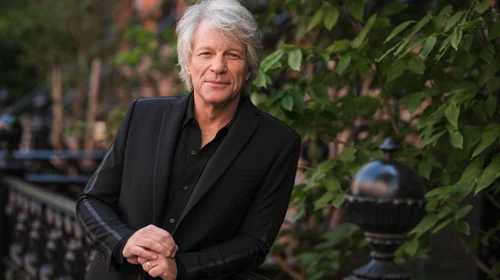 Bon Jovi persuade a mujer que estaba en la cornisa de un puente