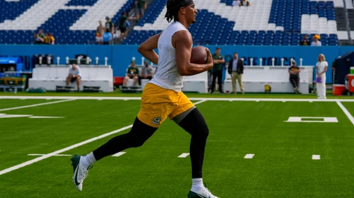 Love afirma que su rodilla mejora pero Packers guardan silencio